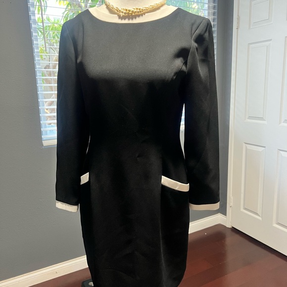 Vintage Petite Ann Taylor Black Dress with White Accents and Pockets. 6P - Picture 7 of 7